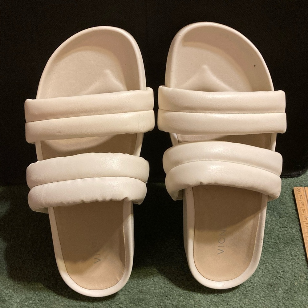 Vionic Mayla Leather Slip On Sandals Cream JH:11-2022 women’s size 9